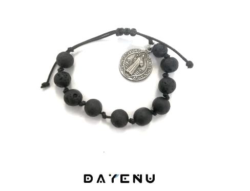 Różaniec w lawy wulkanicznej z egzorcyzmem świętego Benedykta